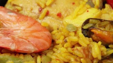 Paella tabağı, yakın plan, masanın üstünde.