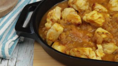 Köri soslu tavuk, mercimek ve balkabağı.