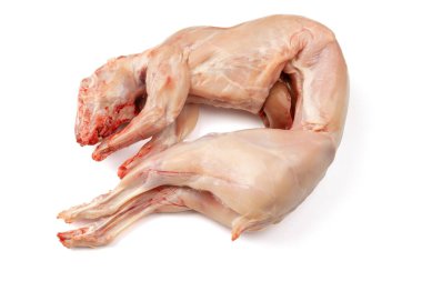 Tüm tavşan, pişmeye hazır, beyaz bir arka planda izole edilmiş.