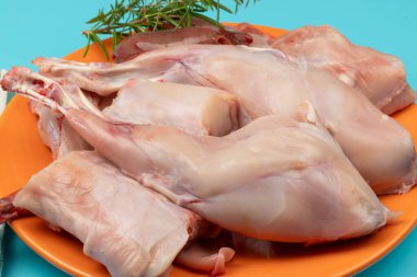 Çiğ tavşan parçaları, yakın plan, tabakta.