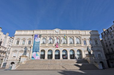 Saint-Etienne, Rhone Alpes, Fransa - 102024: Mavi gökyüzünün altında Saint-Etienne şehrinden Marie