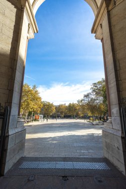 Saint-tienne 'deki Saint-Charles-Borrome Katedrali' nin girişinden Jean-Jaurs Meydanı manzarası