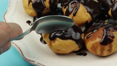 Bir tabak çikolatalı profiterol, yakın plan.