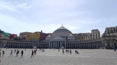 Napoli, Campania, İtalya - 08182024: Napoli kentindeki Piazza del Plebiscito manzarası