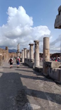Pompeii, Campania, İtalya - 08192024: Pompeii şehrinin kalıntılarının görüntüsü