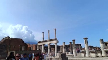 Pompeii, Campania, İtalya - 08192024: Pompeii şehrinin kalıntılarının görüntüsü