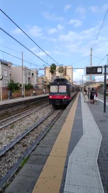 Torre annunziata, Campania, İtalya - 08192024: İtalya 'daki Torre anunziata şehrine gelen tren