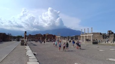 Pompeii, Campania, İtalya - 08192024: Pompeii şehrinin kalıntılarının görüntüsü