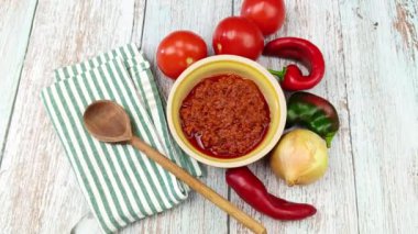 Biber ve domates sosu masada.
