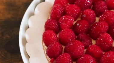 Ahududu ve kremalı tart, yaklaşın.