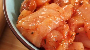 Terbiye edilmiş çiğ tavuk parçaları, yakın plan.