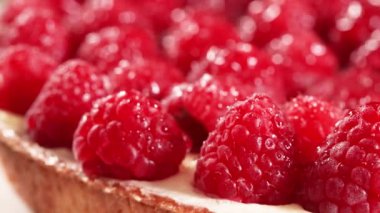 Ahududu ve kremalı tart, yaklaşın.