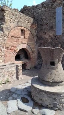 Pompeii, Campania, İtalya - 08192024: Pompeii şehrinin kalıntılarının görüntüsü
