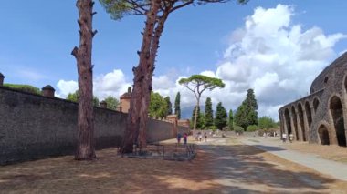 Pompeii, Campania, İtalya - 08192024: Pompeii şehrinin kalıntılarının görüntüsü
