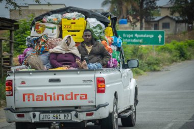 Sabie, Mpumalanga, Güney Afrika - 11082024: Mahindra marka araba insan ve mallarla dolu