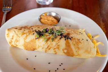 Doldurulmuş krep, yakın plan, tabakta.