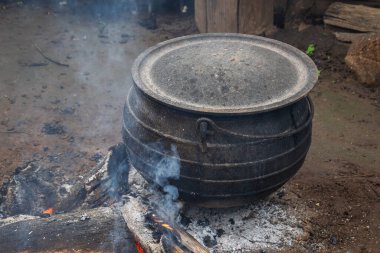 Afrika 'da bir köyde kazan pişirmek.