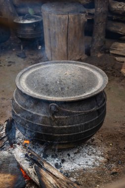 Afrika 'da bir köyde kazan pişirmek.