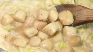 Pırasalı deniz tarakları, tavada yemek pişirme.