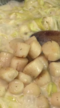 Pırasalı deniz tarakları, tavada yemek pişirme.