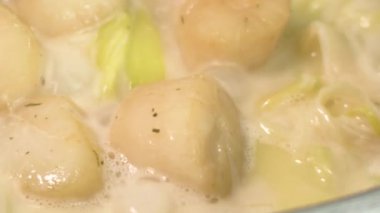 Pırasalı deniz tarakları, tavada yemek pişirme.