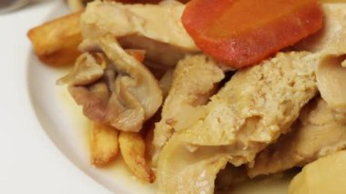 Bir tabak işkembe ve patates kızartması.