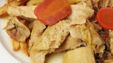 Bir tabak işkembe ve patates kızartması.