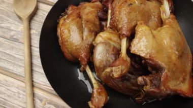 Ördek bacakları kaynıyor, tavada yemek pişiriyor.