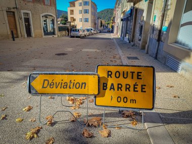 Vaison La Romaine, Vaucluse, Fransa - 11222024: Yol, inşaat alanı tabelasında Fransızca yazılıp saptırılmıştır.