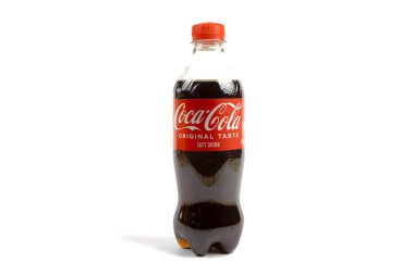 Vaison la Romaine, Vaucluse, Fransa - 11252024: Beyaz arka planda izole edilmiş Amerikan plastik Coca-Cola şişesi