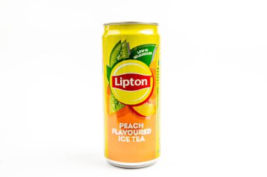 Vaison la Romaine, Vaucluse, Fransa - 11252024: Lipton marka şeftali çay kutusu (İngilizce) beyaz arka planda izole edildi