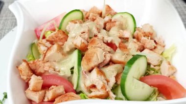 Tavuk ve çiğ sebzeyle karışık salata, yakın plan.