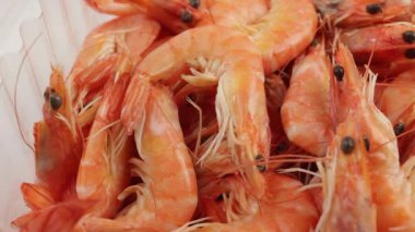 Pembe karides yığını, yakın plan.