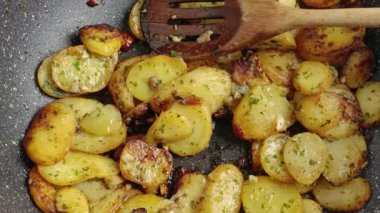 Sarladaise patatesleri, yakın plan, tavada pişmiş.