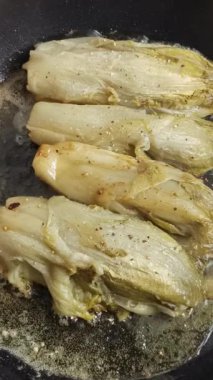 haşlanmış hindiba, tavada pişmiş.