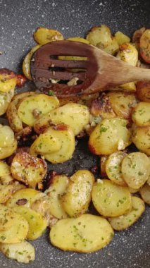 Sarladaise patatesleri, yakın plan, tavada pişmiş.