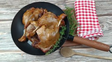 Ördek bacakları kaynıyor, tavada yemek pişiriyor.