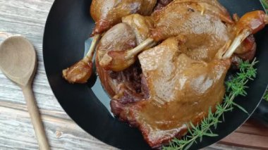 Ördek bacakları kaynıyor, tavada yemek pişiriyor.