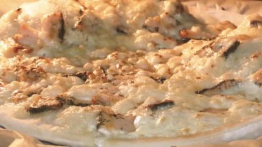 Somon pizzası, fırında pişirme.