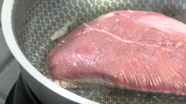 Ördek göğsü, tavada yemek yapmak.