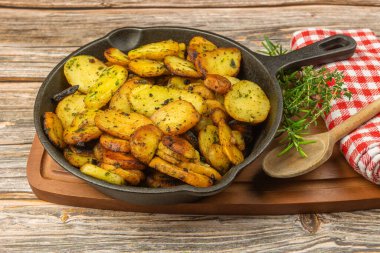 Sarladaise patates tabağı, yakın plan.