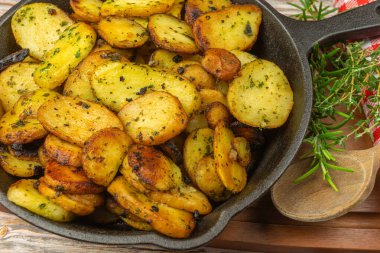 Sarladaise patates tabağı, yakın plan.