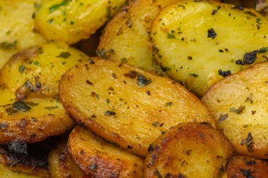 Sarladaise patates tabağı, yakın plan.