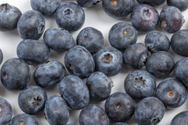 Yaban mersini yığını, yakın plan, beyaz arkaplanda izole edilmiş.