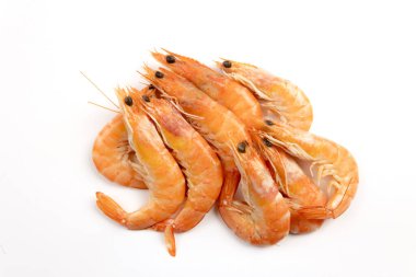 Pembe karides yığını, yakın plan, beyaz arka planda izole edilmiş.
