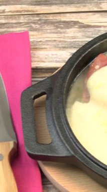 Jambonlu hindiba yemeği, yakın plan.