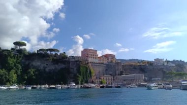 Sorrento, campania, İtalya - 082024: Denizden gelen yaz mevsiminde Sorrento 'nun turistik şehri. İtalya.