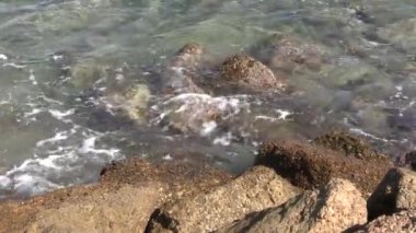 Akdeniz 'de kayalara çarpan dalgalar