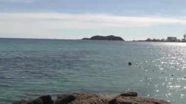 La Ciotat, Provence-Alpes-Cte d 'Azur, Fransa - 09292024: La Ciotat turizm kasabasının plajı manzarası