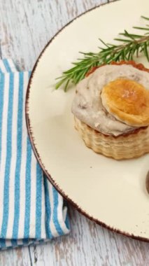 Kremalı ve mantarlı vol au vent- puf böreği
